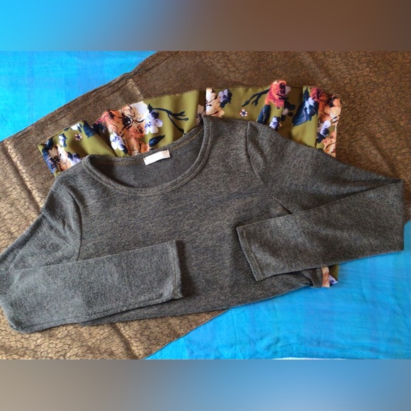 Sweater/poly multilevel top. - Picture 6 of 9